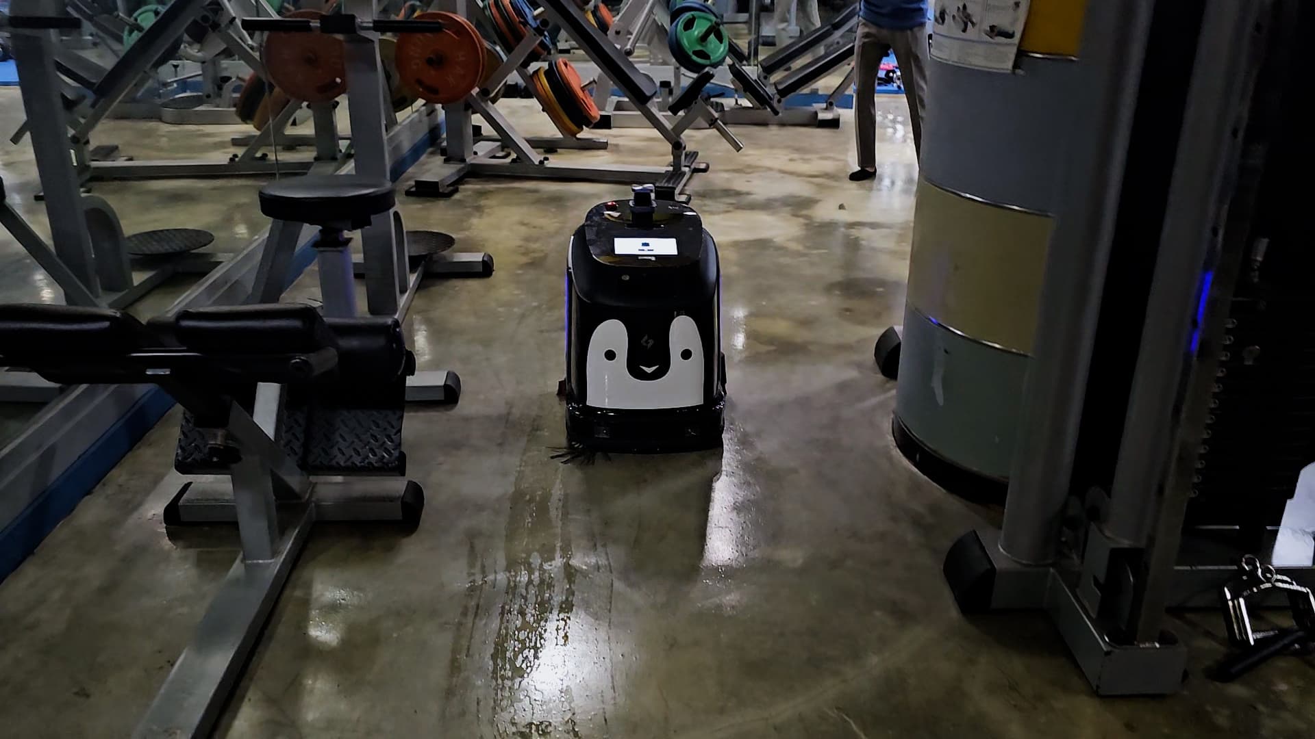 400평 헬스장에 도입된 산업용 청소로봇 판타스(Phantas)